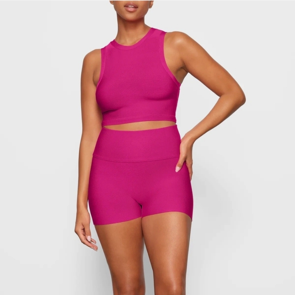 Skims‎ Mid Waist Magenta Short Medium